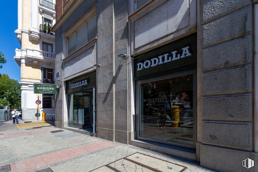 Local en alquiler en Paseo Castellana, 70, Chamartín, Madrid, 28046 con edificio, ventana, superficie de carretera, acera, fachada, diseño urbano, carretera, ciudad, edificio comercial y puerta alrededor