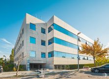 Oficina en alquiler en Calle Fuerteventura, 4, San Sebastián de los Reyes, Madrid, 28700 con coche, edificio, cielo, nube, propiedad, rueda, neumático, planta, árbol y diseño urbano alrededor