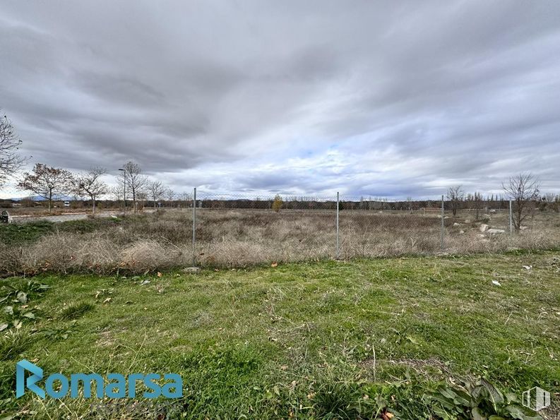 Suelo en venta en Calle Hoyo de Pinares, Ávila, 05002 con nube, cielo, planta, paisaje natural, valla, árbol, llano, hierba, paisaje y horizonte alrededor