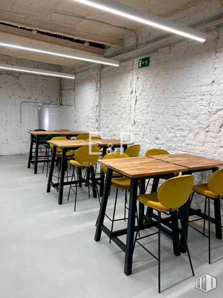 Oficina en alquiler en Calle Cabestreros, Centro, Madrid, 28012 con silla, lámpara, mesa, alumbrado, mesa de cocina y comedor, mueble, madera, interiorismo, edificio y suelos alrededor