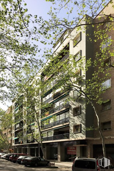 Retail for rent at Calle Basílica, 20, Tetuán, Madrid, 28020 with car, building, tire, wheel, sky, vehicle, tower block, window, condominium and urban design around