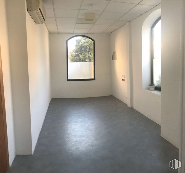 Retail for sale & for rent at Zona centro, Cercedilla, Madrid, 28470 with window, plant, fixture, building, wood, architecture, interior design, hall, floor and flooring around