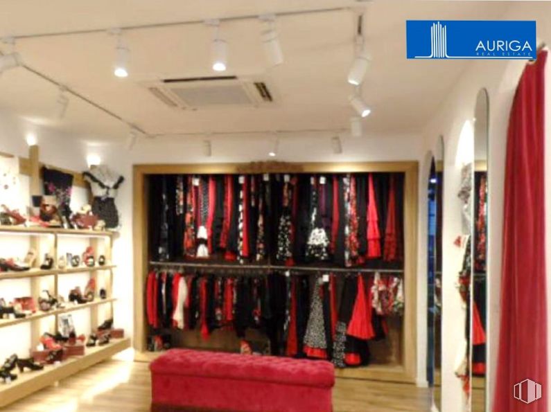 Retail for sale at Calle Atocha, Centro, Madrid, 28012 with furniture, building, textile, interior design, automotive design, shelf, flooring, retail, sportswear and boutique around