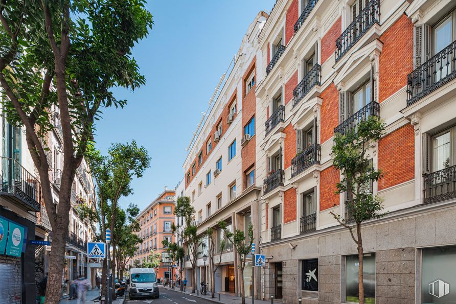 Oficina en alquiler en Calle Fuencarral, 70, Centro, Madrid, 28004 con ventana, edificio, cielo, infraestructura, árbol, coche, diseño urbano, superficie de la carretera, vía pública y barrio alrededor