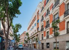 Office for rent at Calle Fuencarral, 70, Centro, Madrid, 28004 with window, building, sky, infrastructure, tree, car, urban design, road surface, thoroughfare and neighbourhood around