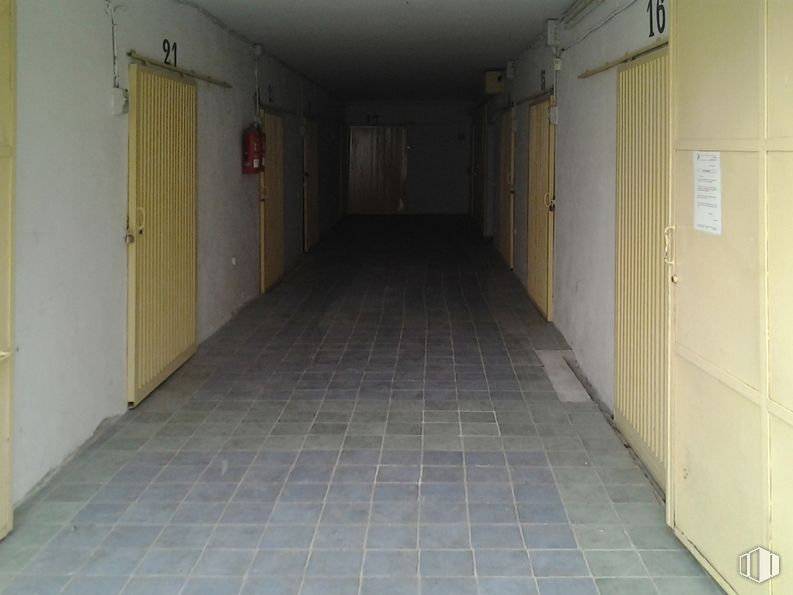 Oficina en alquiler en Camino de Santamaría, 36, Villa de Vallecas, Madrid, 28051 con puerta, accesorio, madera, diseño de interiores, piso, suelo, edificio, suelo de baldosas, techo y pintura alrededor