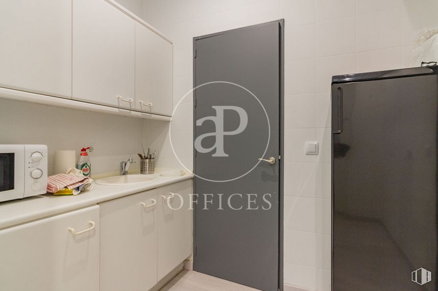 Oficina en alquiler y venta en Calle Serrano, Salamanca, Madrid, 28001 con horno microondas, ebanistería, edificio, aparato de cocina, , , encimera, , puerta y  alrededor