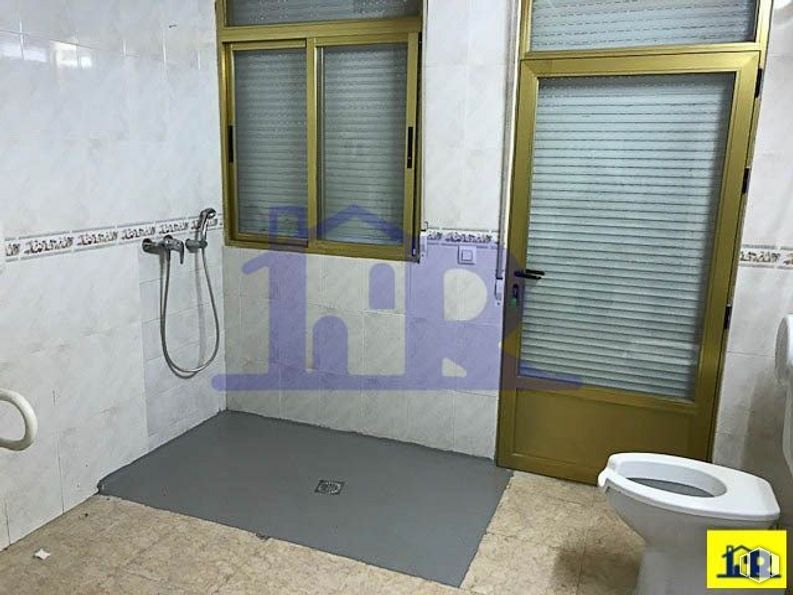 Industrial for sale at Polígono Cerrajera, Cuenca, 16003 with toilet, window, property, fixture, building, interior design, bathroom, window blind, architecture and floor around