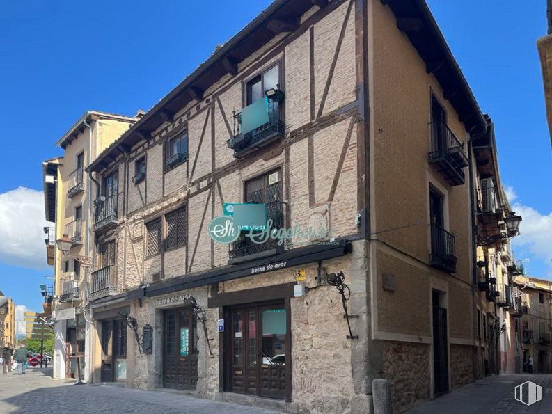 Retail for sale at Calle Cronista Lecea, Segovia, 40001 with window, building, sky, cloud, urban design, neighbourhood, street light, residential area, facade and city around