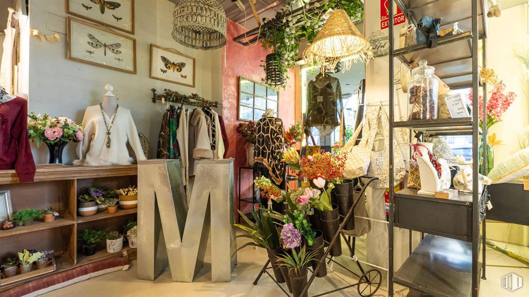 Retail for rent at Avenida de Nazaret, 10, Retiro, Madrid, 28009 with furniture, lighting, window, picture frame, clothing, interior design, retail, boutique, flowerpot and cut flowers around