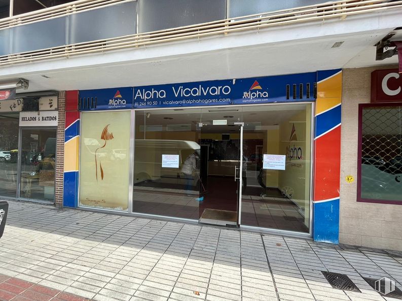 Local en alquiler en Calle Villardondiego, 39, Vicálvaro, Madrid, 28032 con accesorio, arquitectura, gas, fachada, puerta, venta minorista, edificio, material compuesto, azul eléctrico y acera alrededor