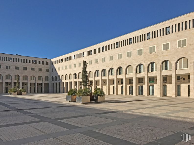 Retail for sale & for rent at Plaza Nueva, 13, Noblejas, Toledo, 45350 with building, houseplant, sky, window, plant, facade, city, urban design, symmetry and flowerpot around