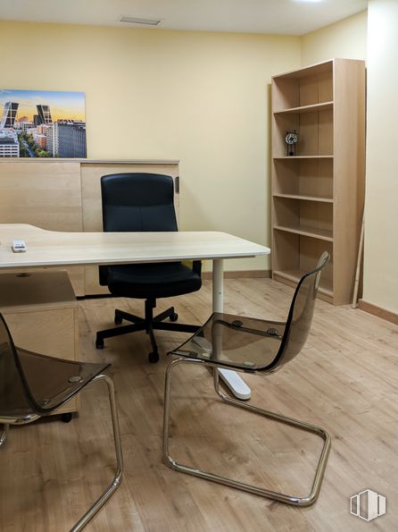 Oficina en alquiler en Calle Ebro, 10, Alcobendas, Madrid, 28100 con silla, estantería, mueble, propiedad, mesa, silla de oficina, madera, escritorio del ordenador, escritorio y interiorismo alrededor