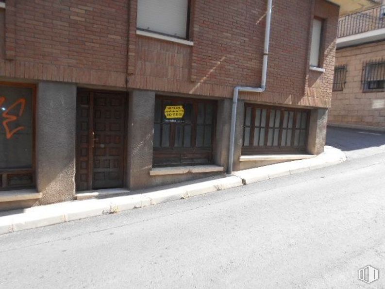 Retail for sale at Travesía Dos de Mayo, Arenas de San Pedro, Ávila, 05400 with window, door, building, road surface, wood, asphalt, fixture, facade, sidewalk and road around