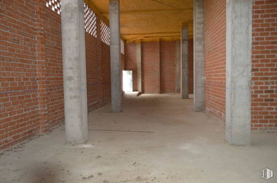 Retail for sale at Avenida Río Guadarrama, Toledo, 45007 with brickwork, brick, wood, building material, floor, flooring, composite material, concrete, hall and ceiling around