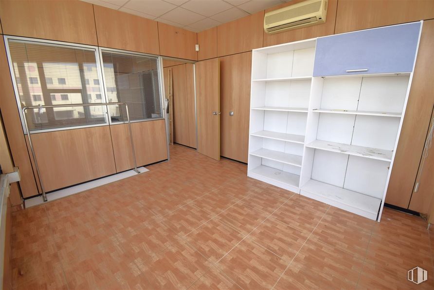 Nave en venta en Calle Tales Mileto, Alcalá de Henares, Madrid, 28806 con estantería, madera, interiorismo, ebanistería, accesorio, suelos, suelo, pared, madera dura y hall alrededor