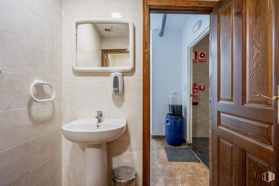 Retail for sale at Travesía de Federico García Lorca, 5, Mejorada del Campo, Madrid, 28840 with door, sink, flooring, floor, room, plumbing fixture, plumbing, toilet, wood stain and tile around