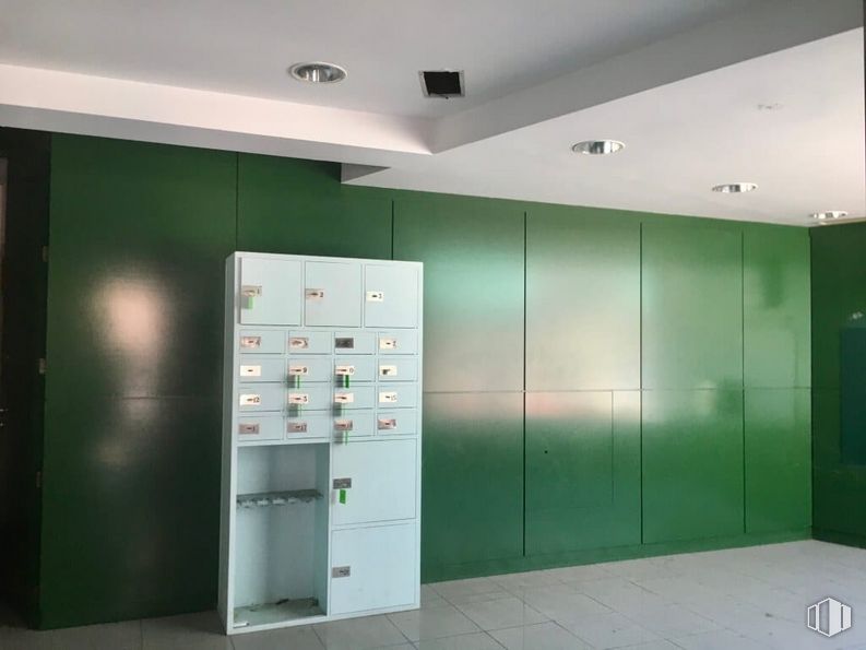 Retail for sale at Calle Virgen de Icíar, 17, Alcorcón, Madrid, 28921 with cabinetry, building, fixture, door, interior design, flooring, floor, material property, ceiling and tints and shades around