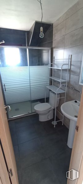 Nave en alquiler en Calle Gremio de los Tejeros, 6, Segovia, 40195 con inodoro, fregadero, propiedad, accesorios de fontanería, asiento del inodoro, cuarto de baño, accesorio, ventana, suelos y suelo alrededor