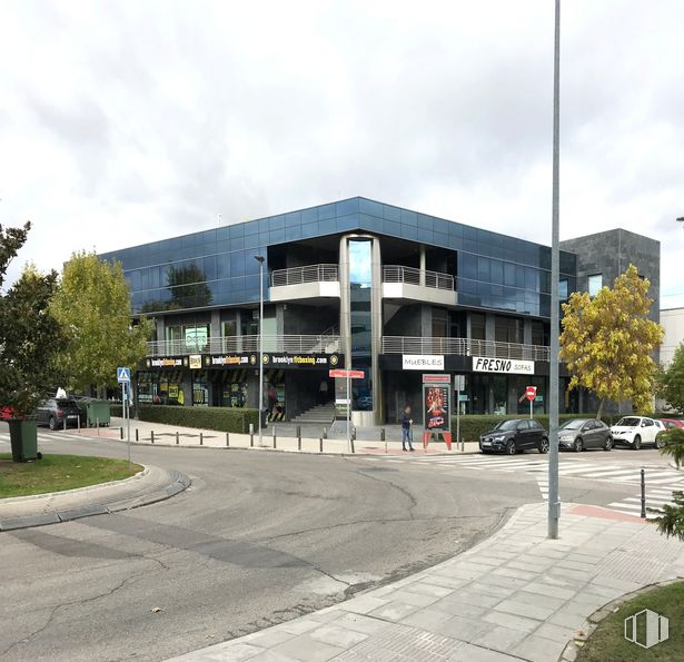 Office for sale at Calle Lanzarote, 15, San Sebastián de los Reyes, Madrid, 28700 with car, building, sky, cloud, wheel, vehicle, plant, window, urban design and house around