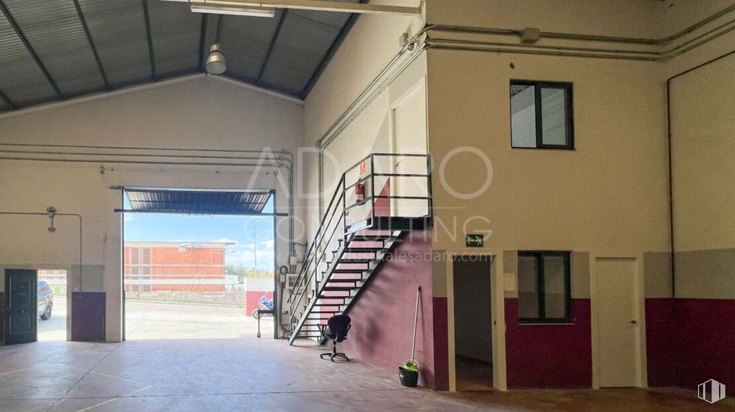 Nave en venta en Zona Industrial, Cobeña, Madrid, 28863 con ventana, puerta, material de construcción, iluminación natural y escayola alrededor