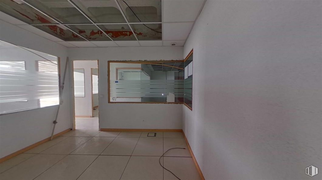 Office for sale at Avenida Democracia, Puente de Vallecas, Madrid, 28031 with building, hall, fixture, wood, floor, window, flooring, glass, ceiling and composite material around