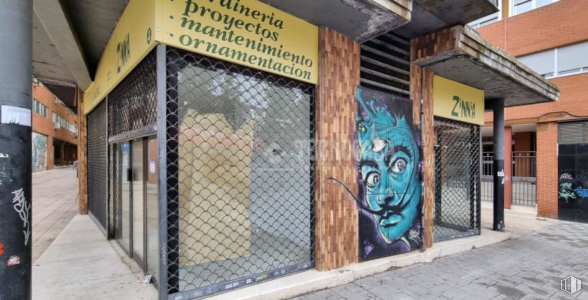 Local en alquiler en Avenida España, Pinto, Madrid, 28320 con propiedad, madera, fuente, fachada, arte, ciudad, accesorio, ladrillo, publicidad y graffiti alrededor