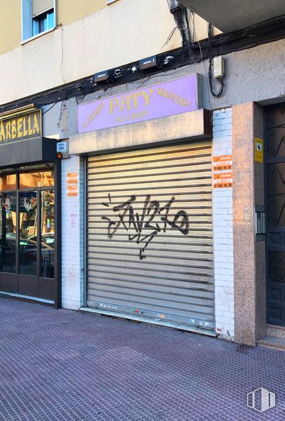 Local en alquiler en Zona Reyes Católicos, Alcalá de Henares, Madrid, 28801 con ventana, puerta, ladrillo, superficie de la carretera, albañilería, edificio, fuente, asfalto, fachada y tintes y matices alrededor