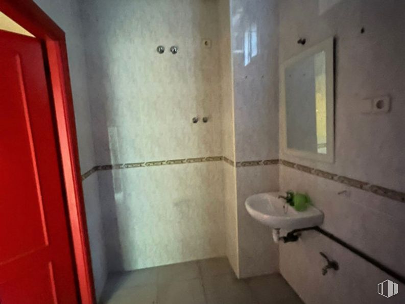 Retail for rent at Avenida Guadalajara, Azuqueca de Henares, Guadalajara, 19200 with sink, mirror, door, plumbing fixture, building, tap, bathroom sink, bathroom, fixture and interior design around