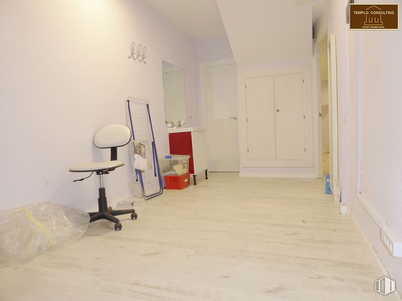 Local en alquiler en Barrio del Pilar, Fuencarral - El Pardo, Madrid, 28034 con armario, silla, taburete, edificio, puerta, interiorismo, accesorio, suelo, madera y suelos alrededor