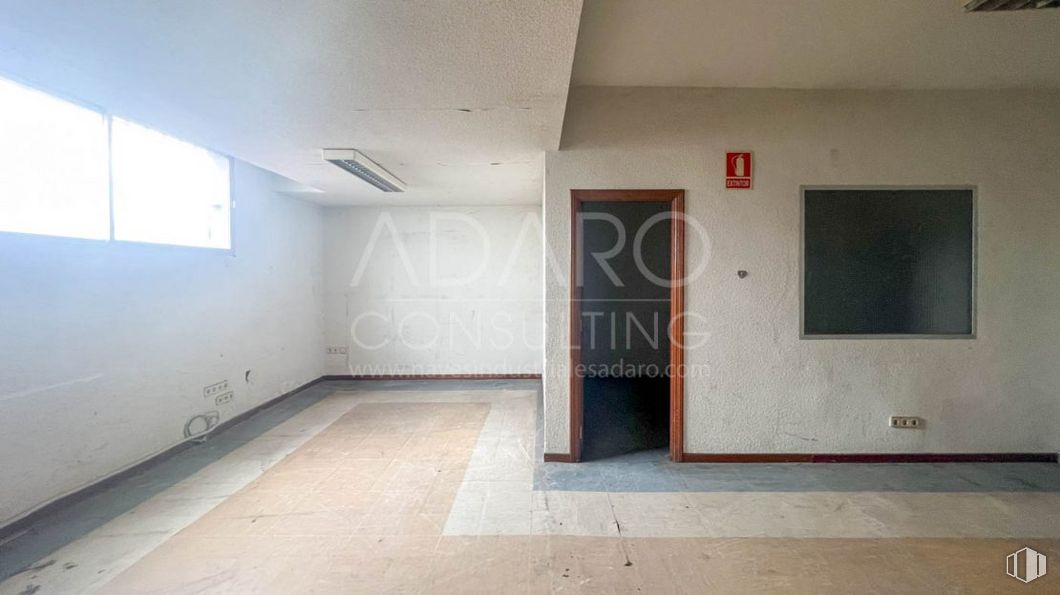 Nave en venta en Zona industrial, Alcorcón, Madrid, 28922 con puerta, ventana, accesorio, edificio, suelo, madera, hall, suelos, pintura y techo alrededor