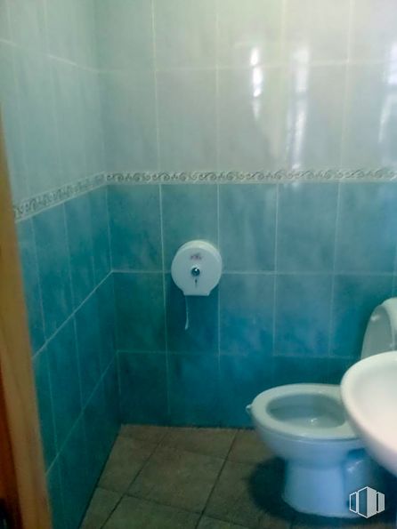 Retail for sale at Zona Francisco Aguirre, Talavera de la Reina, Toledo, 45600 with toilet, sink, bidet, plumbing fixture, white, bathroom, toilet seat, purple, green and blue around