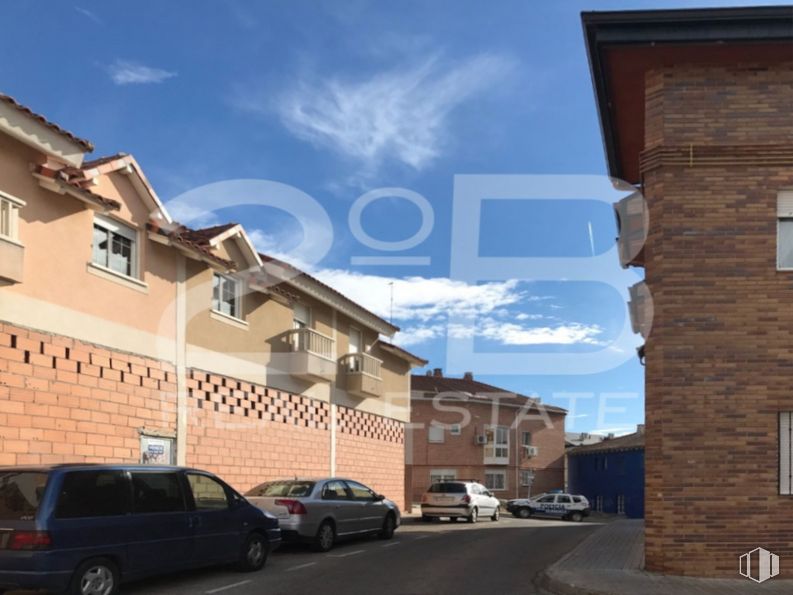 Retail for sale at Calle Ventanilla, 8, Colmenarejo, Madrid, 28270 with car, van, window, land vehicle, sky, cloud, tire, wheel, building and vehicle around