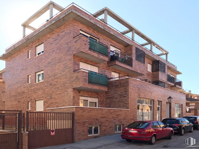 Retail for rent at Calle Herminio Menéndez, 10, Brunete, Madrid, 28690 with car, window, land vehicle, sky, wheel, tire, property, vehicle, building and automotive parking light around