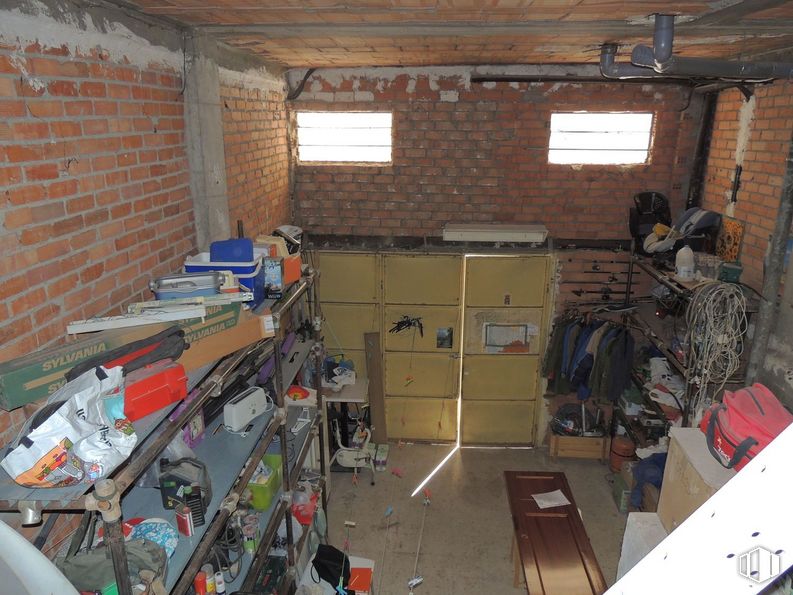 Retail for sale at Avenida del Ejército, 17, Guadalajara, 19003 with luggage & bags, packaged goods, window, wood, brickwork, floor, flooring, brick, building and hardwood around