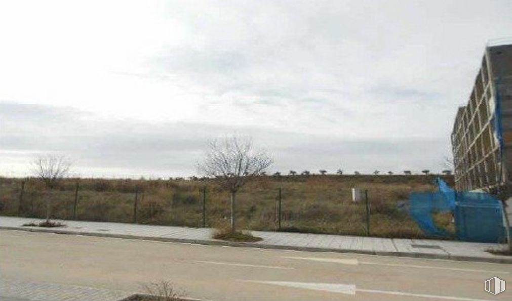 Land for sale at Avenida Mirador del Balconcillo, Guadalajara, 19002 with building, cloud, sky, plant, asphalt, tree, road surface, landscape, natural landscape and grass around