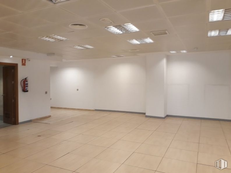 Oficina en alquiler en Calle Orense, 70, Tetuán, Madrid, 28020 con puerta, pasillo, edificio, piso, suelo, techo, madera, evento, accesorio y lámpara alrededor