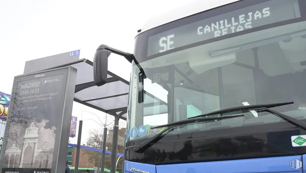 Oficina en alquiler en A2 Plaza, Calle Nanclares de Oca, 17, San Blas - Canillejas, Madrid, 28022 con autobús, cielo, vehículo, vehículo de motor, diseño automovilístico, gas, retrovisor de automóvil, exterior del automóvil, vidrio y limpiaparabrisas alrededor