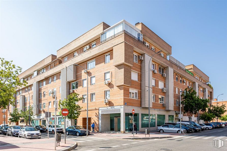 Retail for sale at Calle Zeus, Torrejón de Ardoz, Madrid, 28850 with building, car, sky, wheel, property, window, vehicle, tire, tree and urban design around