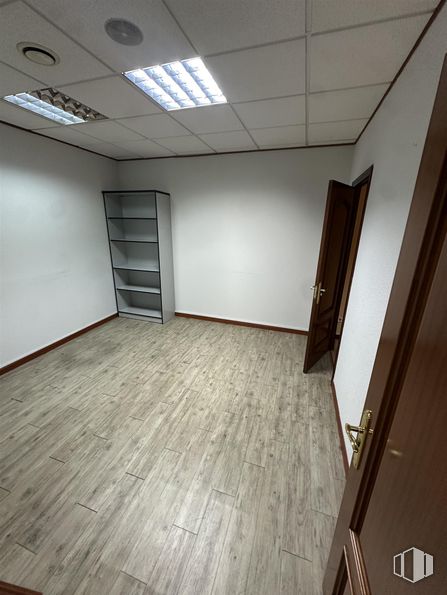 Industrial for rent at Calle Físicas, 38, Alcorcón, Madrid, 28923 with door, bookcase, light fixture, lighting, flooring, floor, wood, wood flooring, interior design and ceiling around