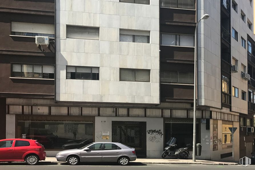 Local en venta en Calle Doctor Federico Rubio y Galí, 19, Tetuán, Madrid, 28039 con coche, ventana, edificio, luz de estacionamiento automotriz, neumático, rueda, vehículo terrestre, propiedad, vehículo y arquitectura alrededor