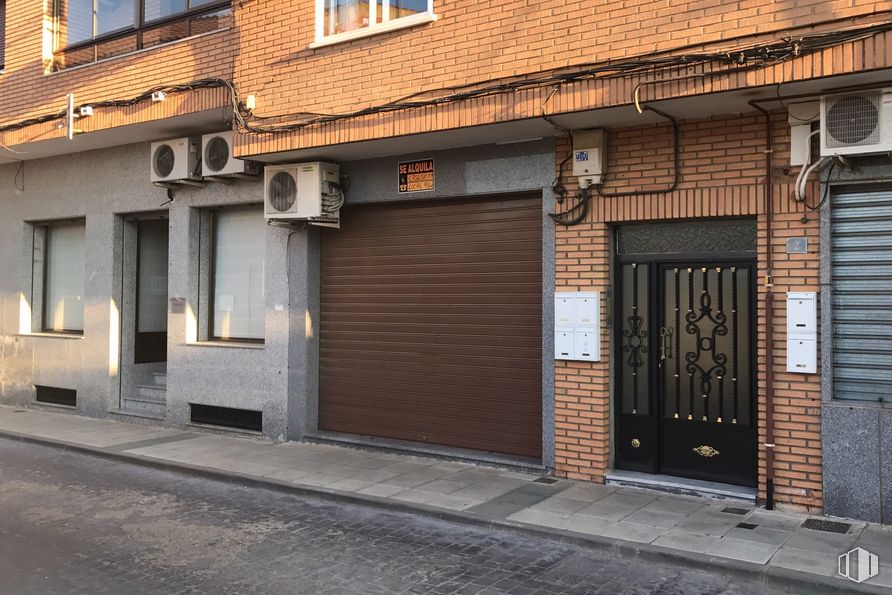 Retail for rent at Calle Santa Eufemia 2, Polán, Toledo, 45161 with door, window, wood, road surface, brick, fixture, brickwork, residential area, neighbourhood and asphalt around