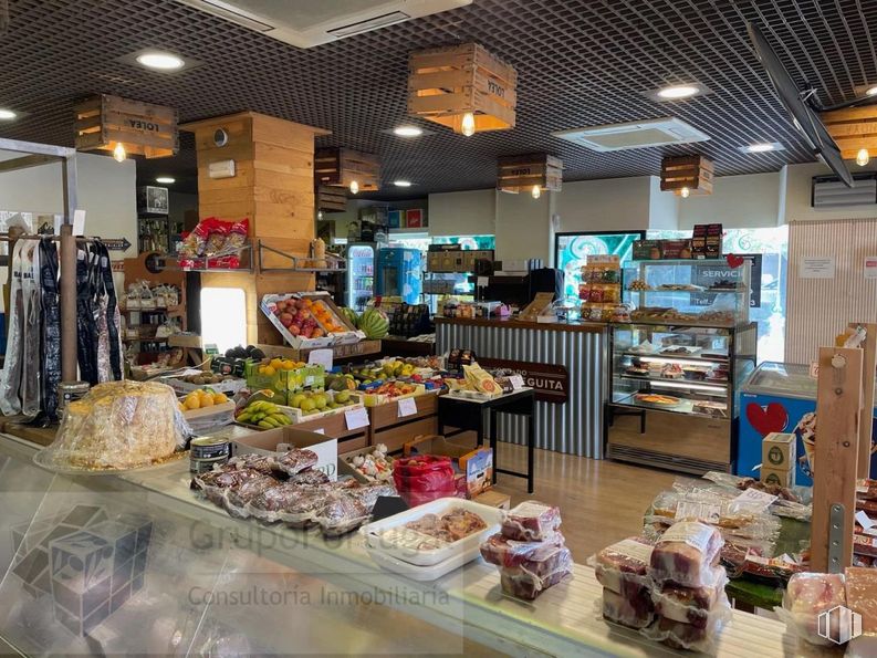 Retail for rent at Zona casco antiguo, Torrelodones, Madrid, 28250 with food, lighting, building, interior design, customer, selling, retail, market, city and whole food around