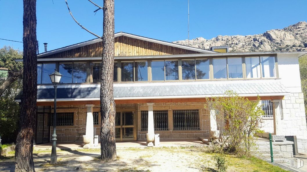 Retail for sale at Zona La Pedriza, Manzanares el Real, Madrid, 28410 with window, building, sky, plant, house, shade, cottage, door, residential area and tree around