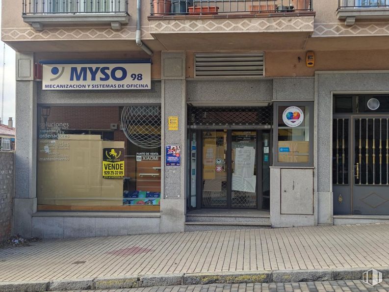 Retail for sale at Paseo Santo Tomás, Ávila, 05003 with door, building, window, fixture, facade, gas, city, human settlement, road and sidewalk around