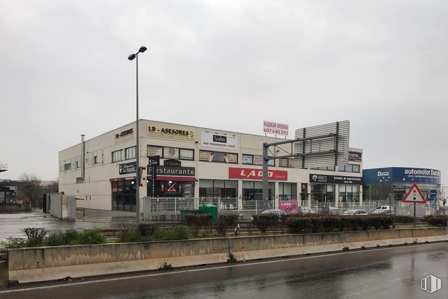 Retail for rent at Avenida Madrid, Arganda del Rey, Madrid, 28500 with building, sky, plant, water, cloud, street light, urban design, city, gas and window around