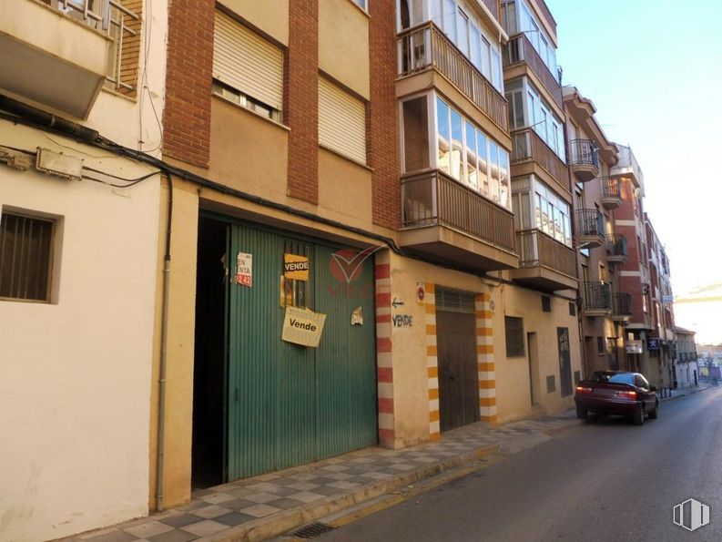 Retail for sale at Zona Renfe, Cuenca, 16004 with car, window, door, building, property, wood, road surface, sky, urban design and residential area around