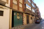 Retail for sale at Zona Renfe, Cuenca, 16004 with car, window, door, building, property, wood, road surface, sky, urban design and residential area around