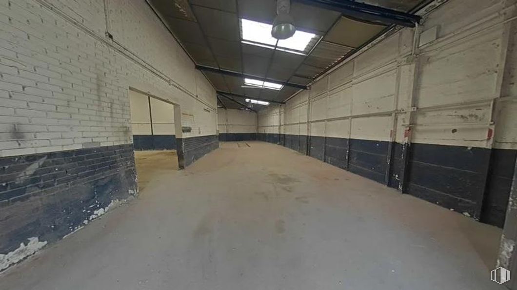 Industrial for sale at Carretera Campo Real, Arganda del Rey, Madrid, 28500 with light fixture, flooring, floor, ceiling, composite material, concrete, grey, metal, building material and daylighting around