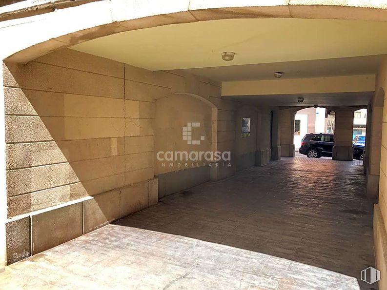 Local en venta en Calle Juan José Martín, 1 , Ávila, 05001 con coche, neumático, sombra, ventana, puerta, vehículo, arquitectura, madera, piso y suelo alrededor